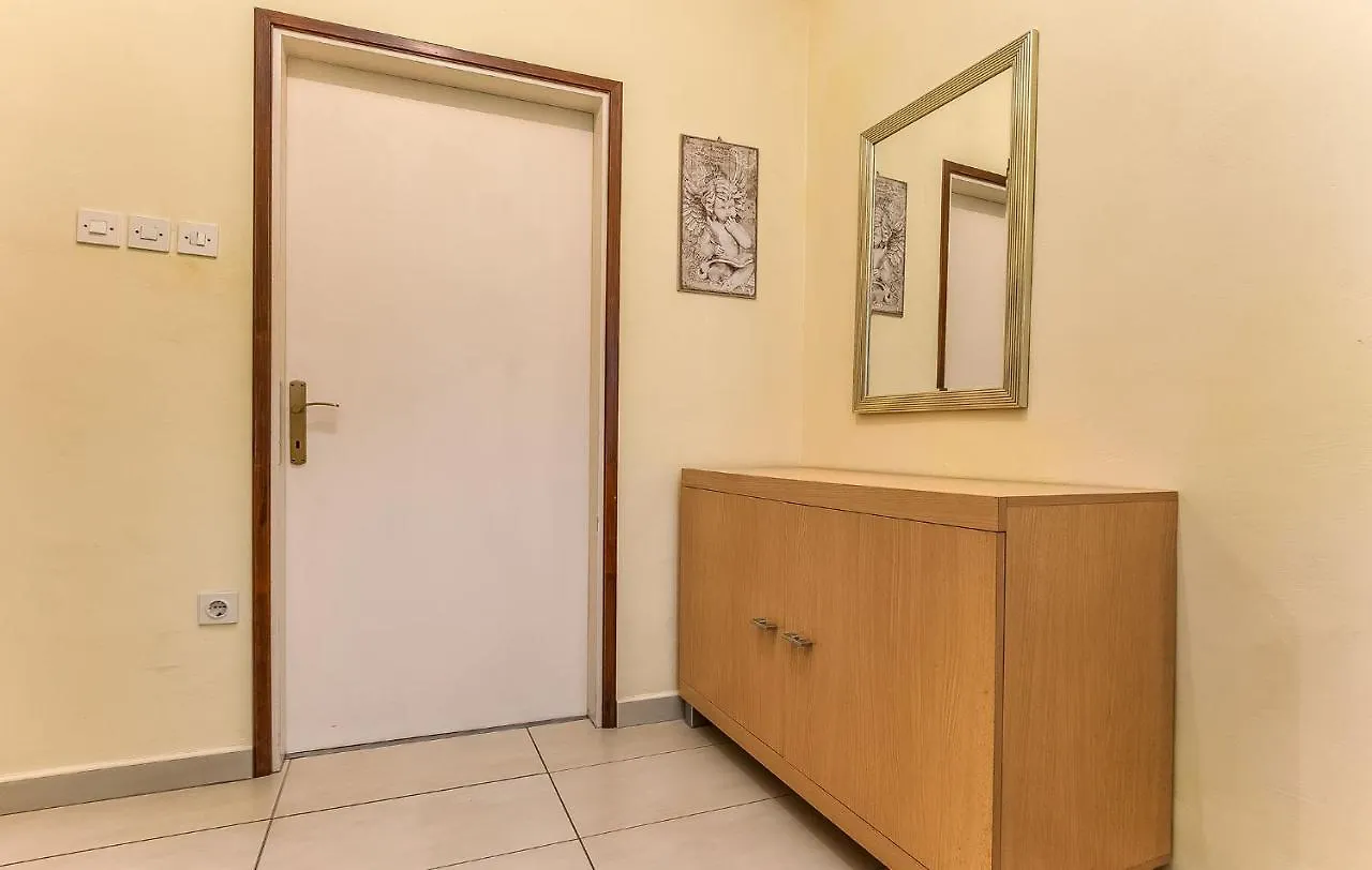 Apartments And Rooms Lago Rupa בית הארחה