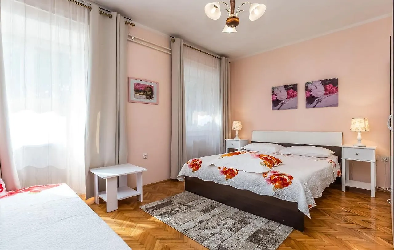 Apartments And Rooms Lago Rupa בית הארחה